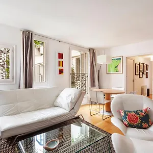 spacious-apartment-in-the-heart-of-the-marais-by.fr-paris.fr/